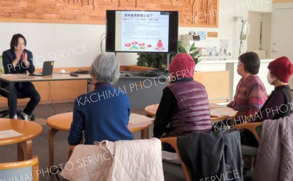 シニア世代が人生を見つめ語り合う場「よろずカフェ」　更別