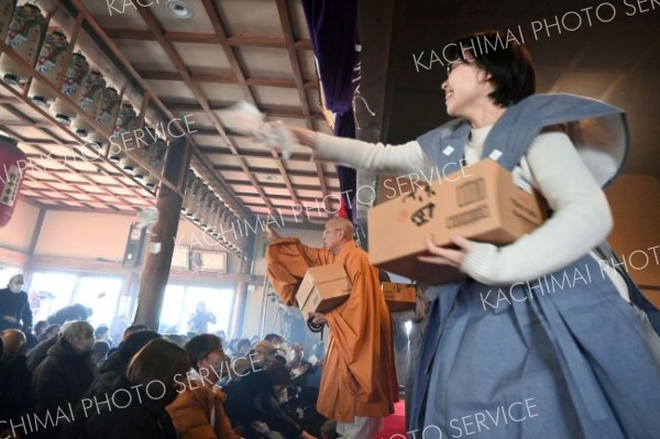 厄払いを済ませた人たちが裃を身につけて内陣から参拝者らに福豆をまいた