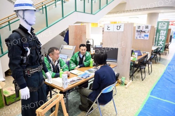 会場内には職種ごとの職業説明ブースも用意された