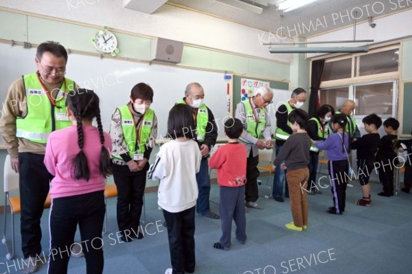 毎日見守り「ありがとう」　町内会に帯西小児童が感謝