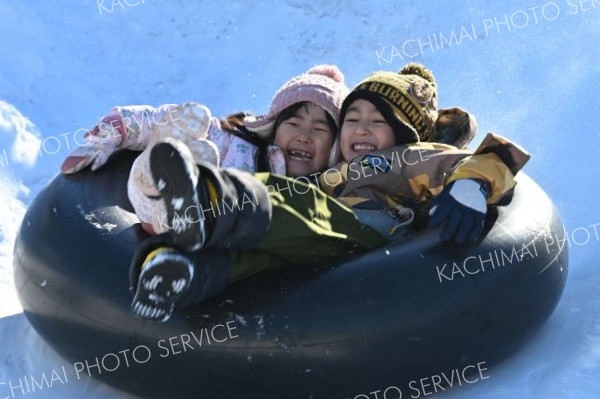 氷の絶叫マシン―。おびひろ氷まつり会場に登場したチューブスライダーで大きな歓声をあげながら滑り降りる子ども（３０日、帯広市の緑ケ丘公園で。須貝拓也撮影）