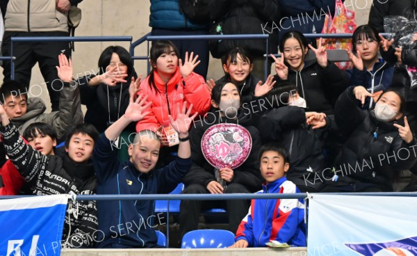 女子３０００メートルで６位に入賞した島ゆのん選手に手を振る十勝関係選手たち（１月３１日、長野県のエムウェーブで。塩原真撮影）