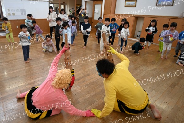 鬼退治だ―。節分の豆まきで鬼に豆を投げつけて降参させる園児たち（３日、帯広市のこでまり保育園で。須貝拓也撮影）