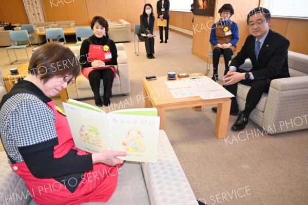 図書館駐車場で市長「改善を考えたい」　友の会と懇談