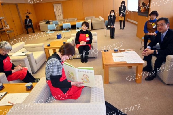 図書館駐車場で市長「改善を考えたい」　図書館友の会と懇談 7