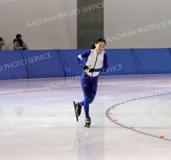 女子１０００メートルを１分３１秒７０で制して、逆転で総合制覇した藤倉杏吏。ゴール後に笑みを浮かべた