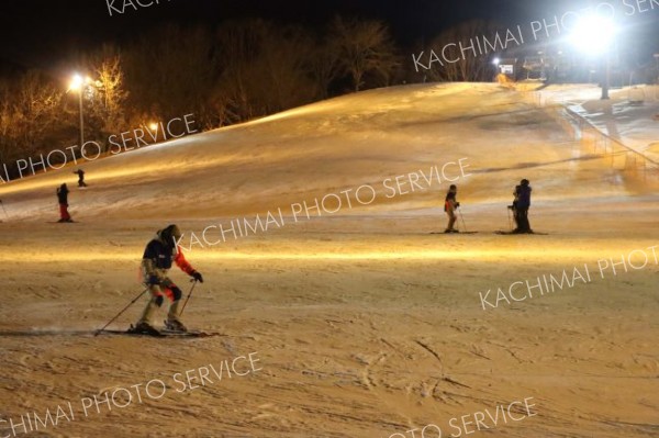 ナイター、待望の滑走　幕別の明野ケ丘スキー場