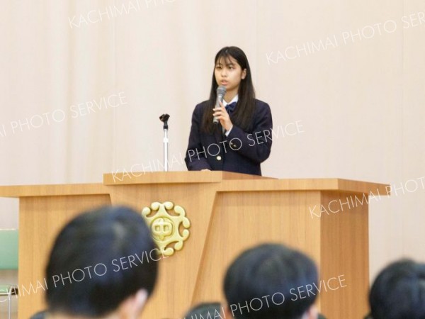 進路決定に向けた高校での取り組みについて中学生にアドバイスする広尾高校の３年生