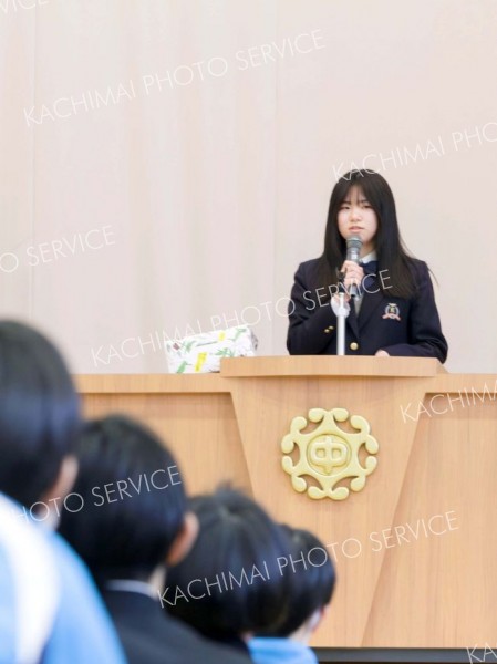 進路決定に向けた高校での取り組みについて中学生にアドバイスする広尾高校の３年生