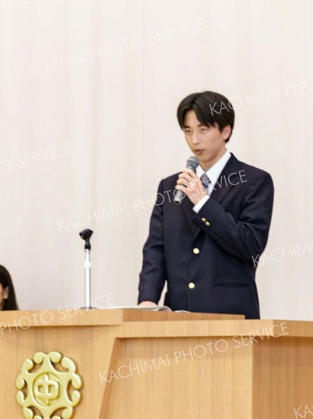 進路決定に向けた高校での取り組みについて中学生にアドバイスする広尾高校の３年生