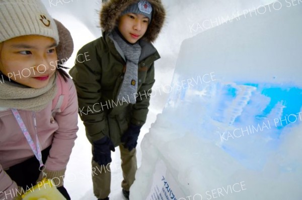 湖底から湧く温泉の気泡が作り出したアイスバブルを取り出して展示。子どもたちは興味津々