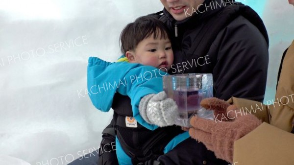 「きれい！」とアイスグラスに手を伸ばす子ども