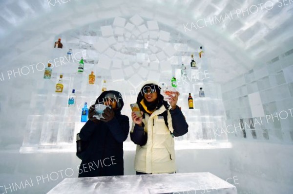 手作りのアイスグラスにカラフルな飲み物を注いでパシャリ。氷で飾られたアイスバーで、記念撮影を楽しむ観光客