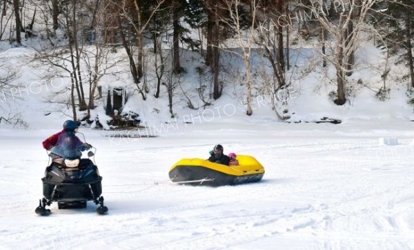 スノーラフティングで雪上を疾走
