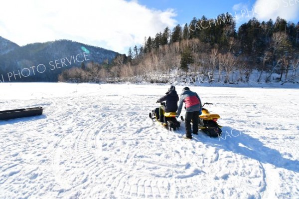 広大な湖面へレッツゴー。スノーモービルを駆ける来場者