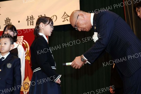 記念品を受け取る途別小児童（助川かおる通信員撮影）