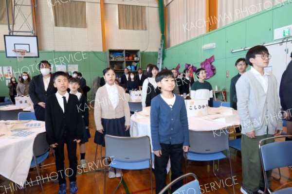 国歌を斉唱する途別小児童（助川かおる通信員撮影）