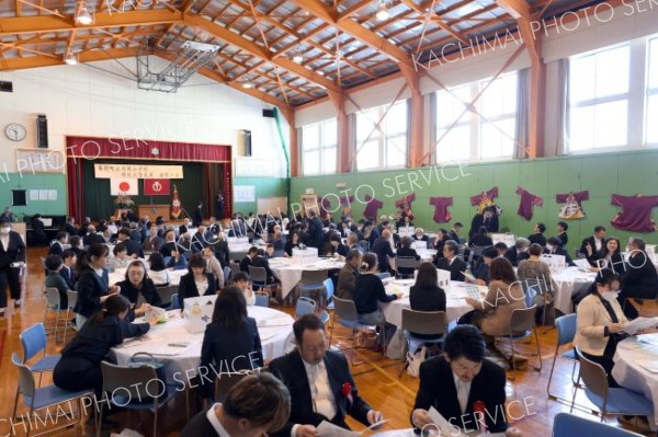 途別小学校の閉校記念式典には多くの人が参加した（助川かおる通信員撮影）