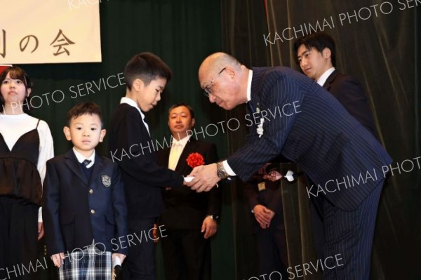 記念品を受け取る途別小児童（助川かおる通信員撮影）