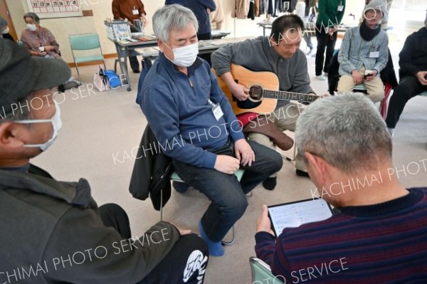 思い思いのスタイルでイベントを楽しむ参加者ら