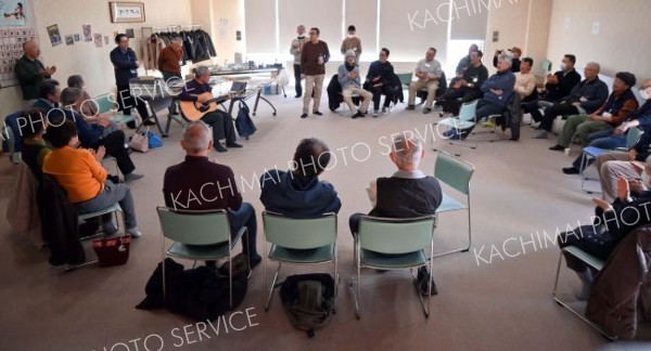 フォークギターの生伴奏で参加者らが車座になって往年のヒットソングを歌い心を通わせた