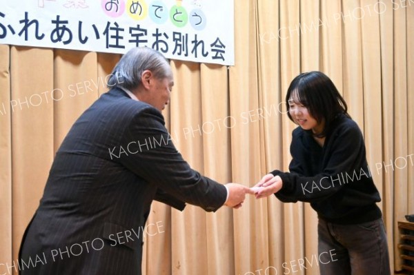 記念品を受ける