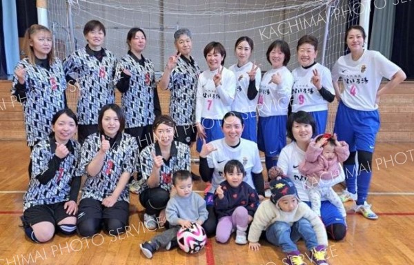 １１チームが熱戦　レディースフットサル交歓会ｉｎ清水