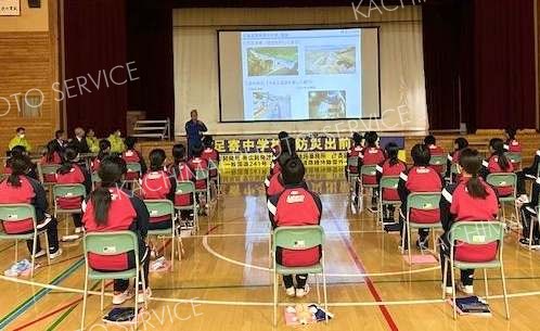 足寄中の１年生４５人が出前講習によって防災意識を高めた