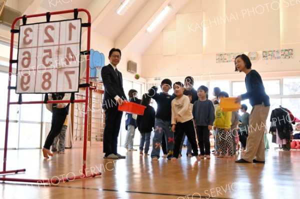 道高野連十勝支部が稲田保育園でストラックアウト贈呈式　管内１５園に寄贈～こぼれ話