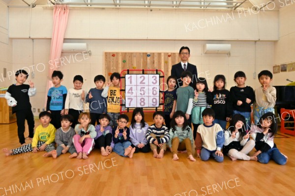 ストラックアウトを受け取った園児たち