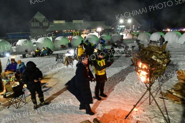 １２３人が参加したしばれフェス名物の「人間耐寒テスト」