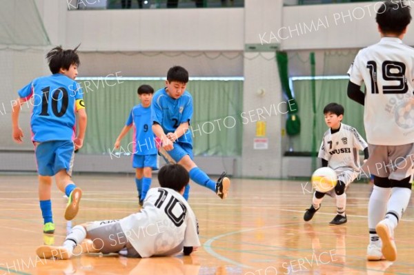 【Ａブロック決勝・音更ユニオン―豊成】後半早々、音更ユニオンは（１０）村田碧音（左）からの折り返しを（２）浅野琉晟（中央）が蹴り込み３－０とリードを広げる