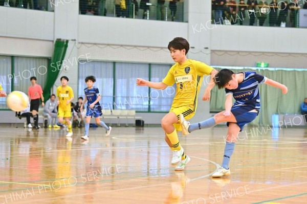 【Ｃブロック決勝・しんとく―プログレッソ十勝】１点差に詰め寄られた終盤、しんとくの白石優生（右）が左サイドから蹴り込み、ゴール。４－２とするとともに、白石はこの試合ハットトリックを達成する