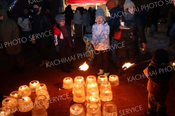 アイスキャンドルに点灯する来場者
