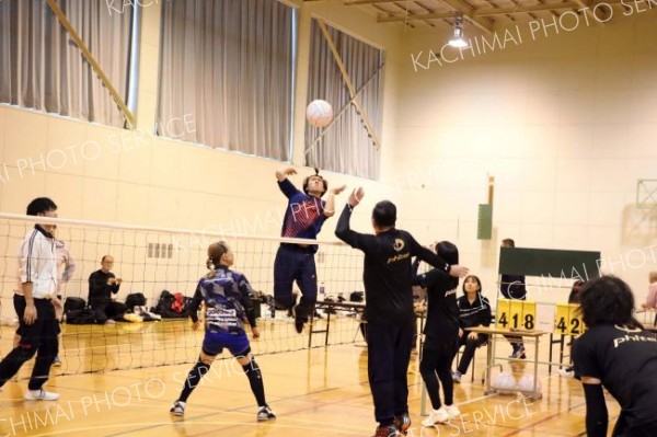 ４００点以上を奪い合うなど、７時間も熱戦を繰り広げた参加者ら