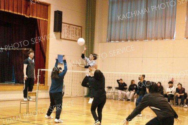 ４００点以上を奪い合うなど、７時間も熱戦を繰り広げた参加者ら