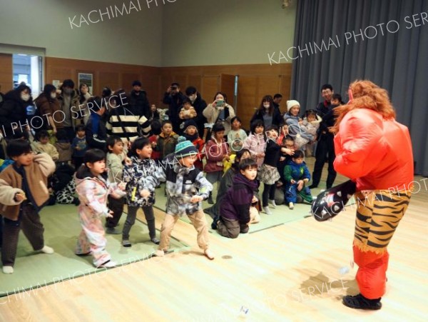 幕別百年記念ホールで豆まきや雪遊び、映画上映も