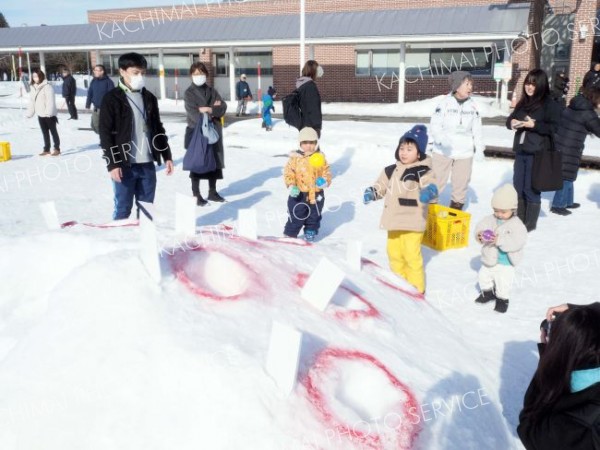 百年記念ホールで豆まきや雪遊び、映画上映も　親子連れ３００人来場　幕別 2