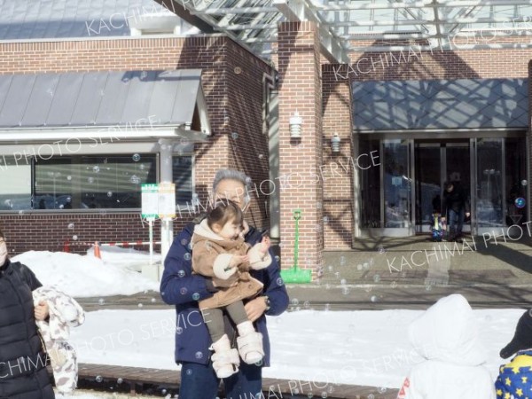 百年記念ホールで豆まきや雪遊び、映画上映も　親子連れ３００人来場　幕別 3