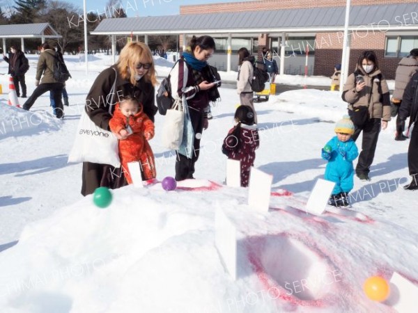 百年記念ホールで豆まきや雪遊び、映画上映も　親子連れ３００人来場　幕別 5