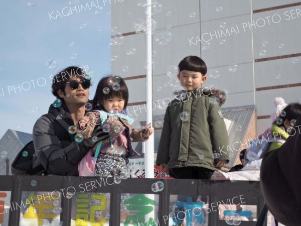 百年記念ホールで豆まきや雪遊び、映画上映も　親子連れ３００人来場　幕別 6