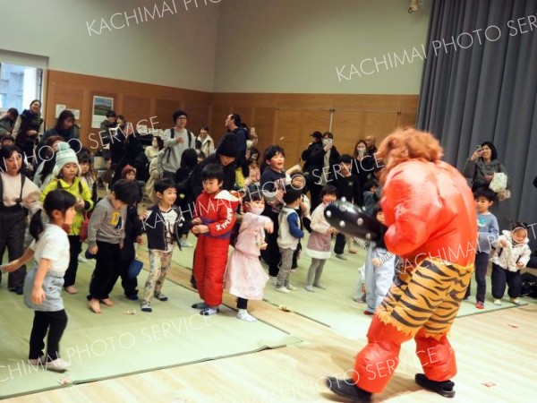 百年記念ホールで豆まきや雪遊び、映画上映も　親子連れ３００人来場　幕別 7