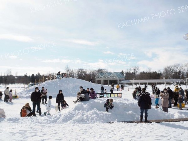 百年記念ホールで豆まきや雪遊び、映画上映も　親子連れ３００人来場　幕別 8