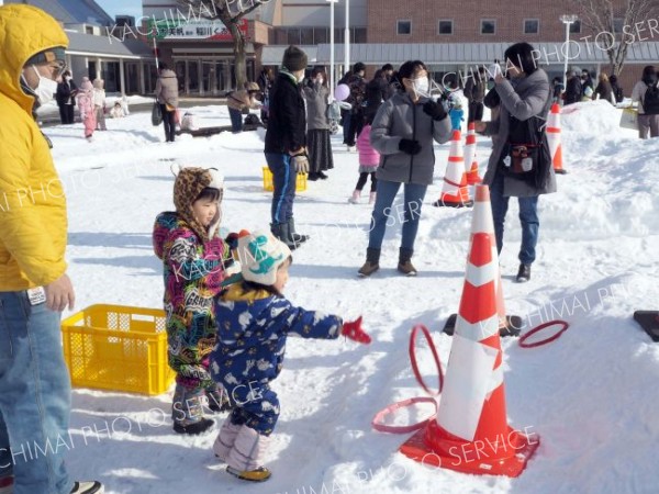 百年記念ホールで豆まきや雪遊び、映画上映も　親子連れ３００人来場　幕別 9