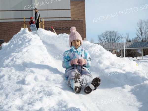 百年記念ホールで豆まきや雪遊び、映画上映も　親子連れ３００人来場　幕別 10