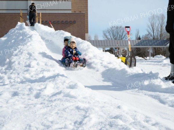百年記念ホールで豆まきや雪遊び、映画上映も　親子連れ３００人来場　幕別 11