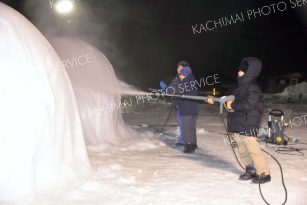 児童がＰＲ用のバルーン作りを体験　陸別・しばれフェス会場