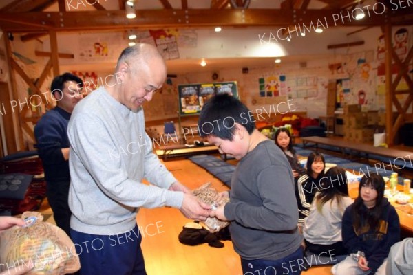 陸別小の５、６年生１２人がバルーン作りを体験した