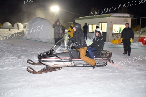 陸別小の５、６年生１２人がバルーン作りのほか、スノーモービルを体験した