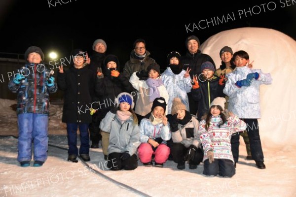 陸別小の５、６年生１２人がバルーン作りを体験した